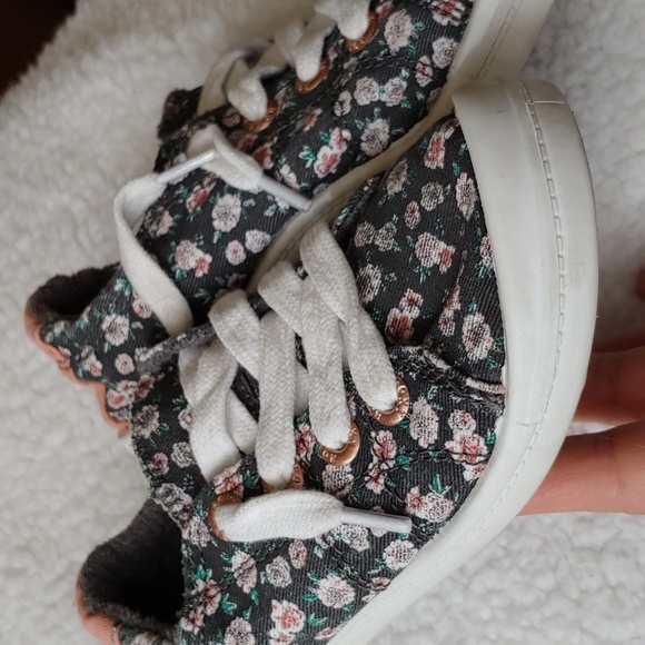 Girls Roxy shoes - Picture 2 of 6